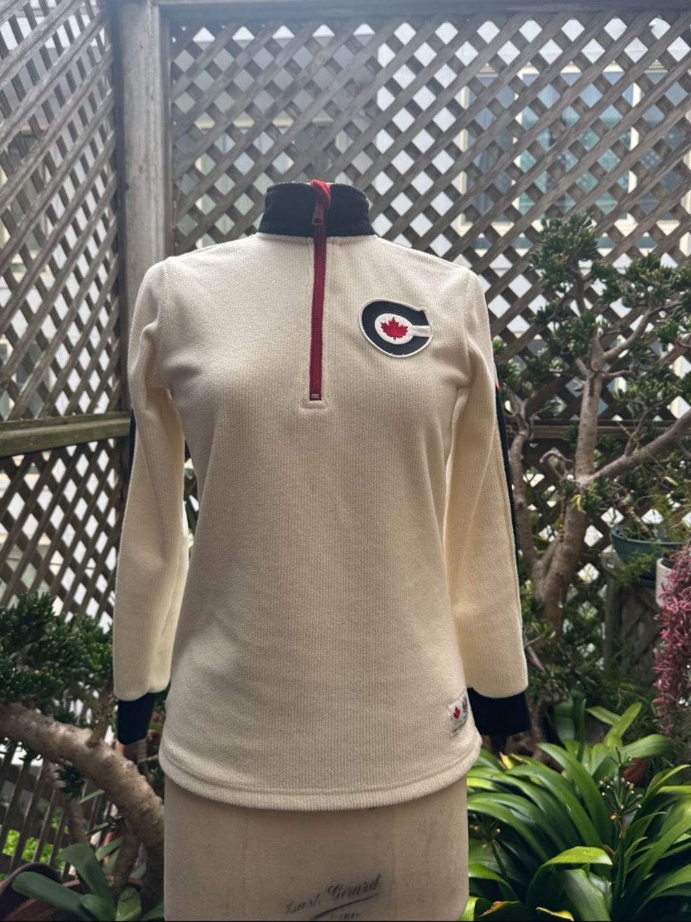 Canada Olympics 2010, 1/4 Zip Pullover.
Size Girls 14/Womens XS.
 EUC